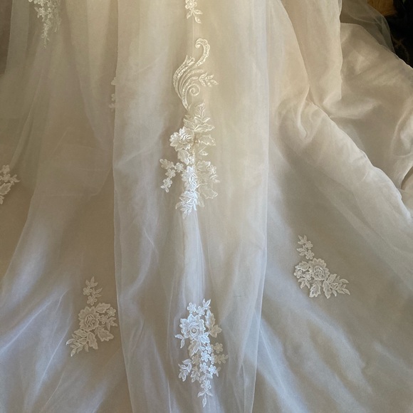 UNIQUE HIGH-LOW BRIDAL DRESS:14/16: - Picture 6 of 16